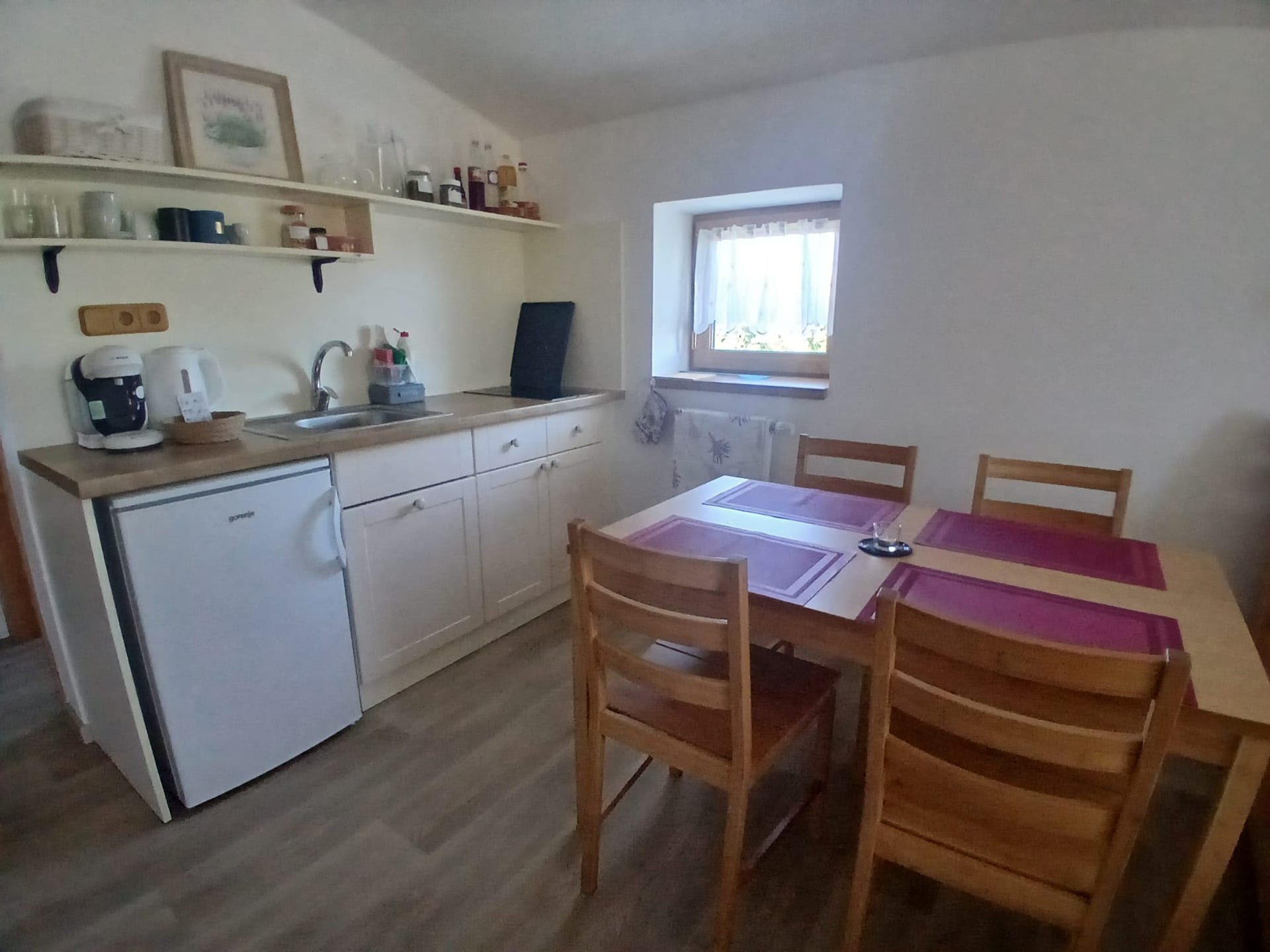 Apartmán Levandule – kuchyňský kout s jídelním stolem