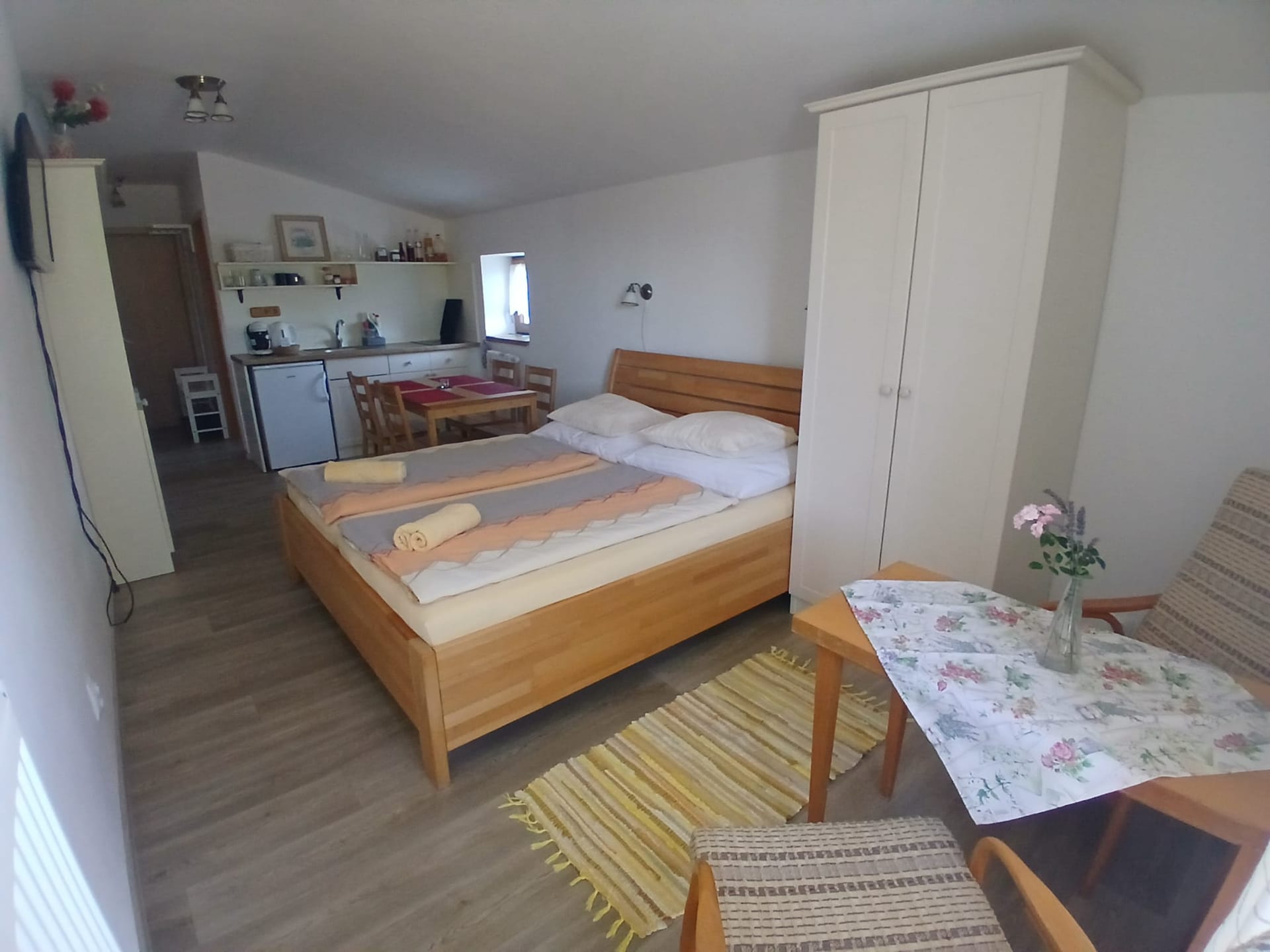 Apartmán Levandule – pohled od okna ke kuchyňskému koutu
