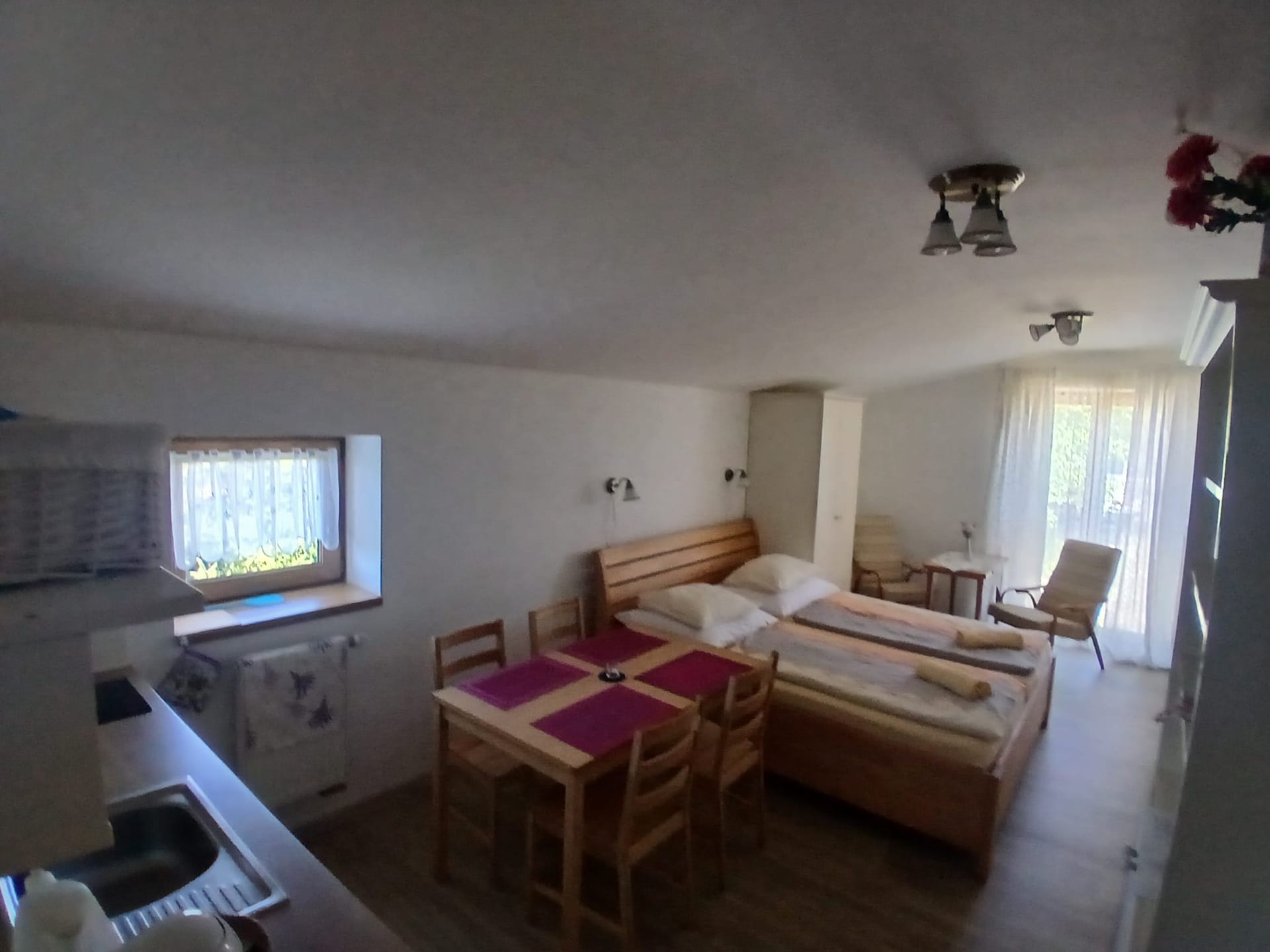 Apartmán Levandule – pokoj s kuchyňským koutem a manželskou postelí