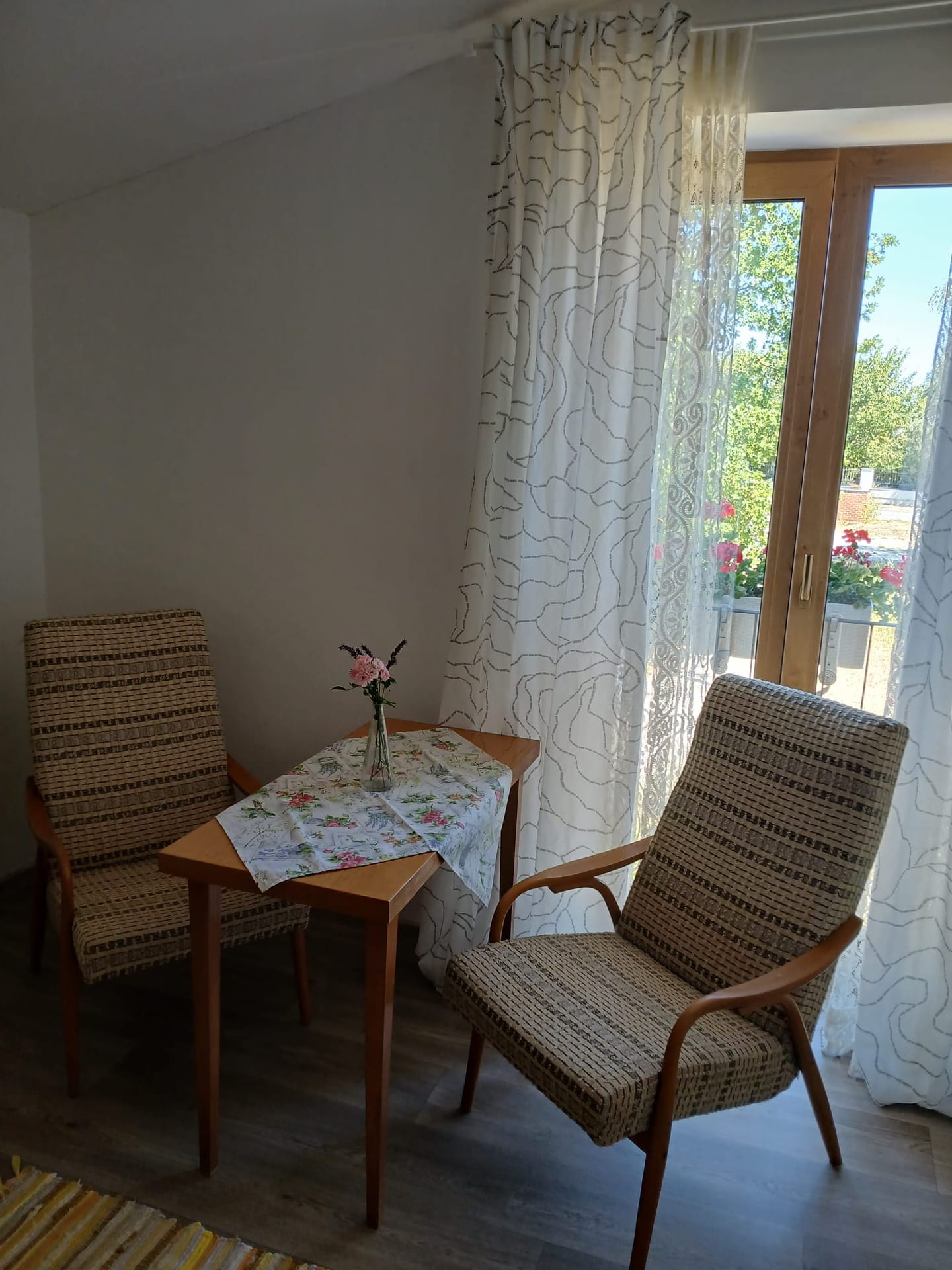 Apartmán Levandule – dvě křesla s konferenčním stolkem