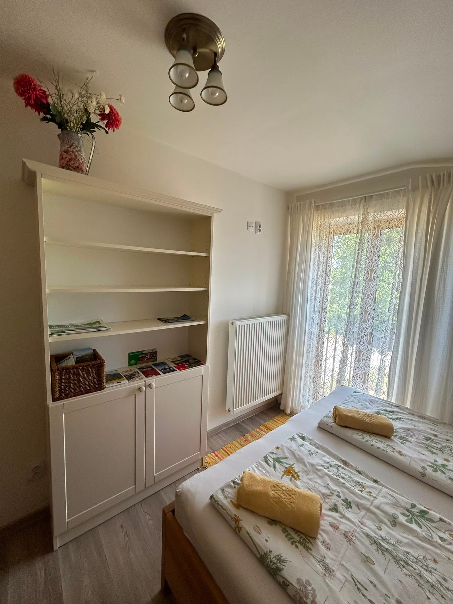 Apartmán Pampeliška – knihovna s úložnými policemi
