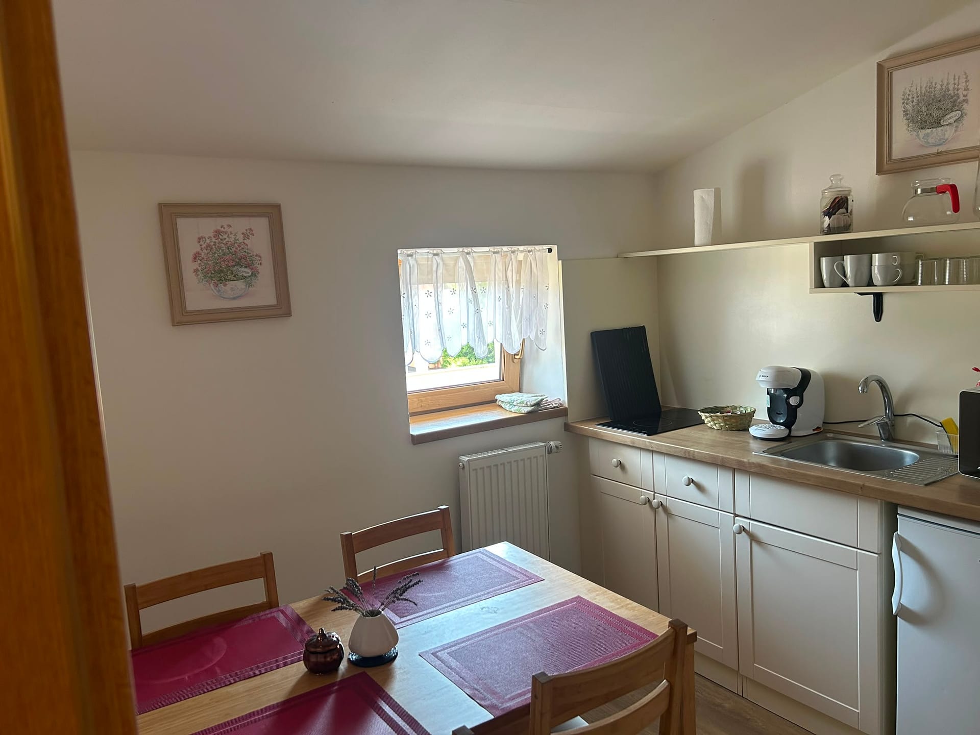 Apartmán Pampeliška – kuchyňka s jídelním stolem