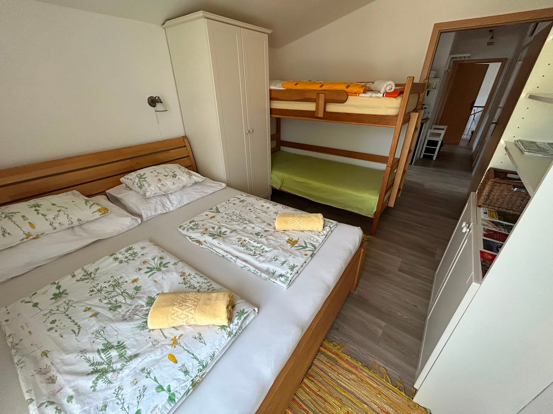 Apartmán Pampeliška – ložnice s manželskou a patrovou postelí