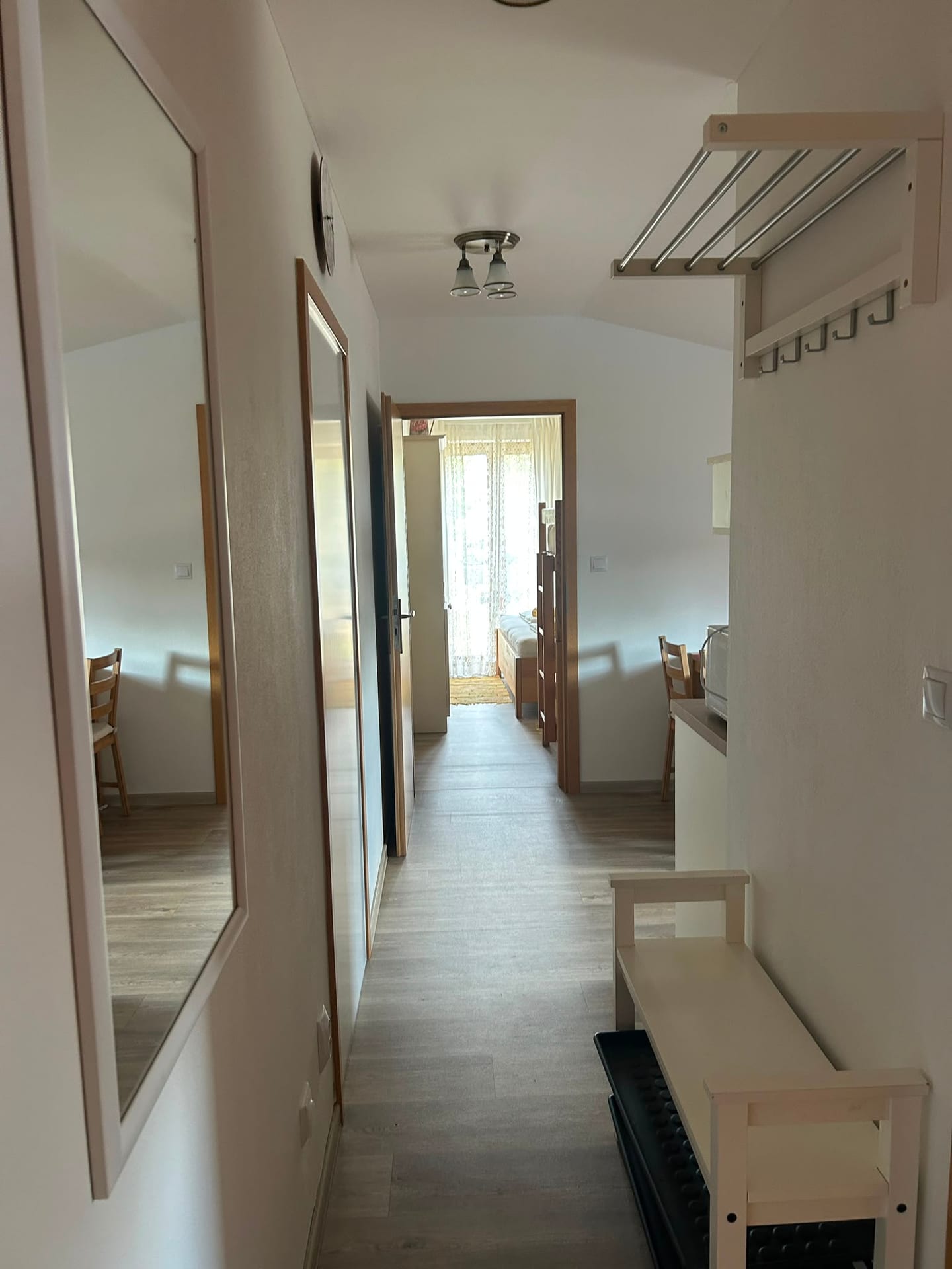 Vstupní chodba apartmánu s věšákem a zrcadlem
