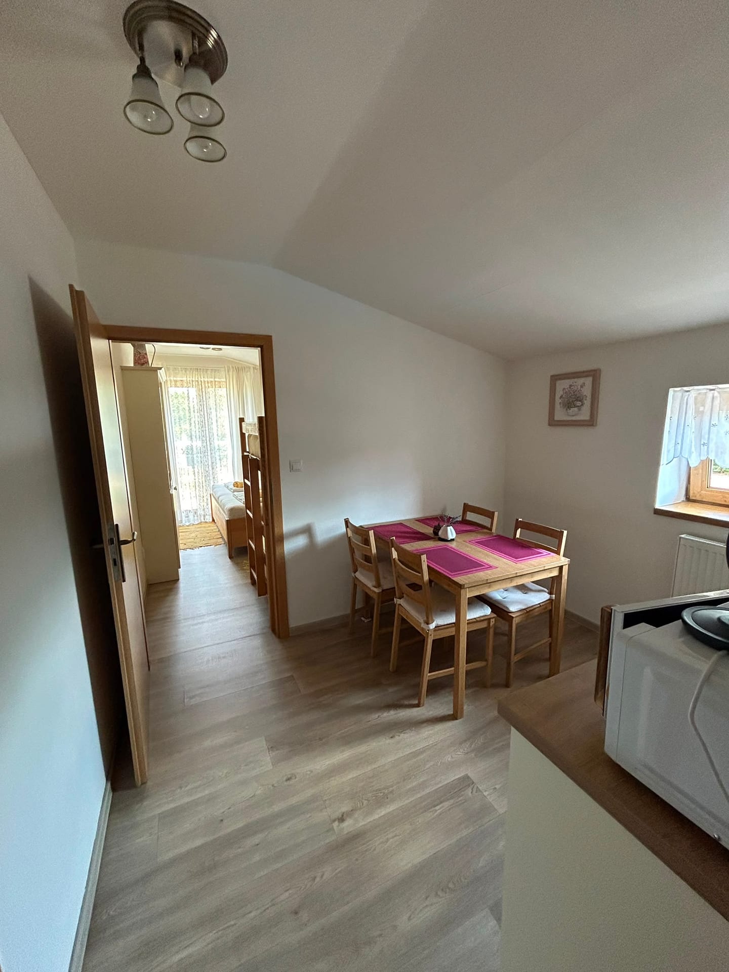 Apartmán Pampeliška – průhled z ložnice do kuchyňky