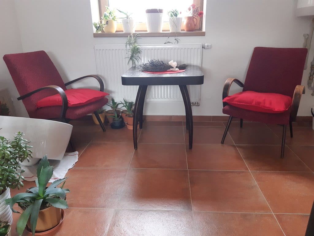 Venkovní posezení u apartmánů