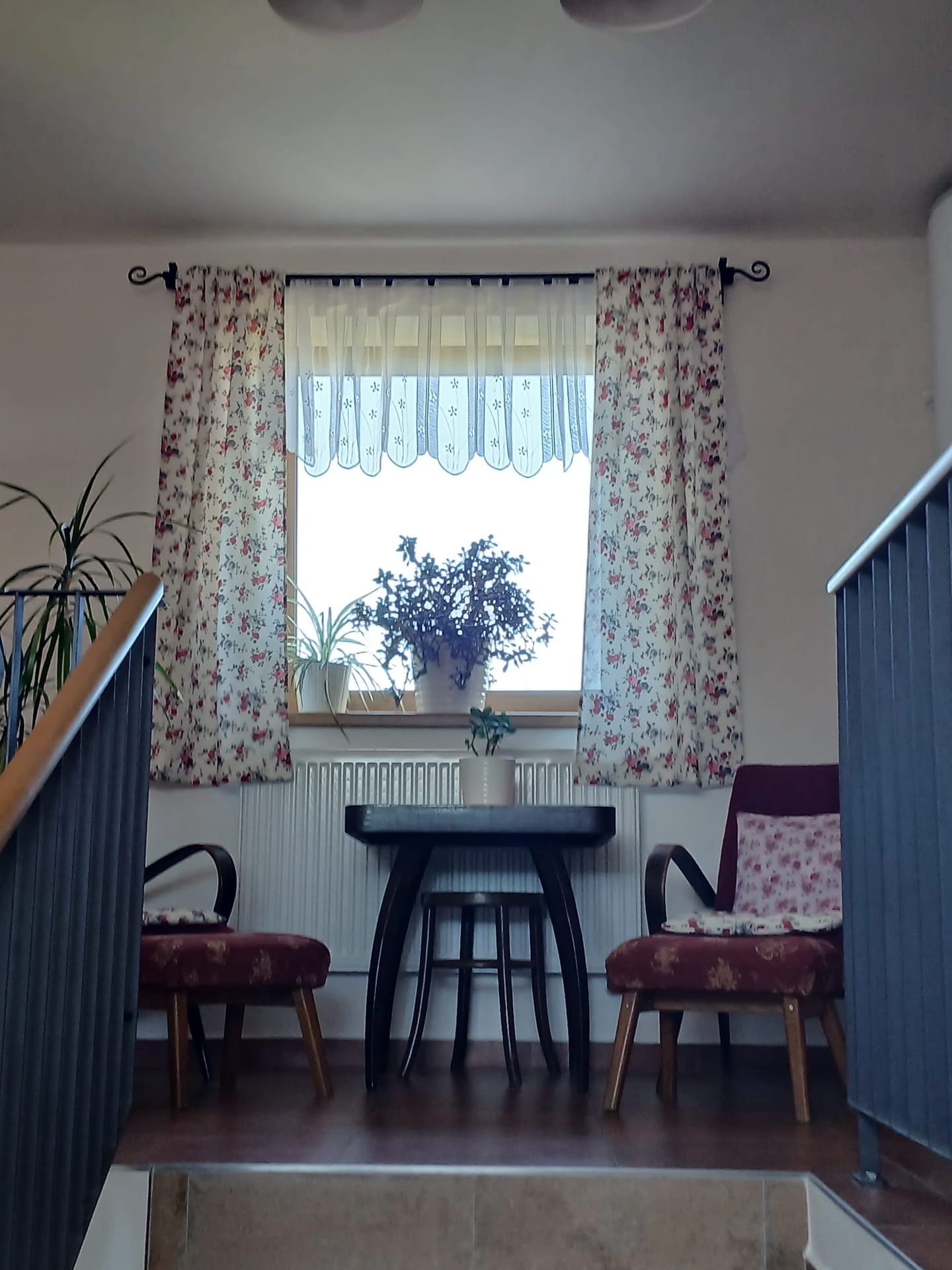 Posezení nad schody u apartmánů